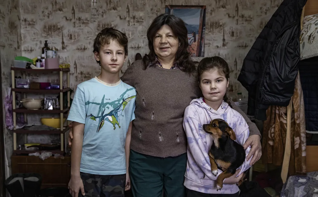 Ukraine_Tamara-and-her-grandchildren