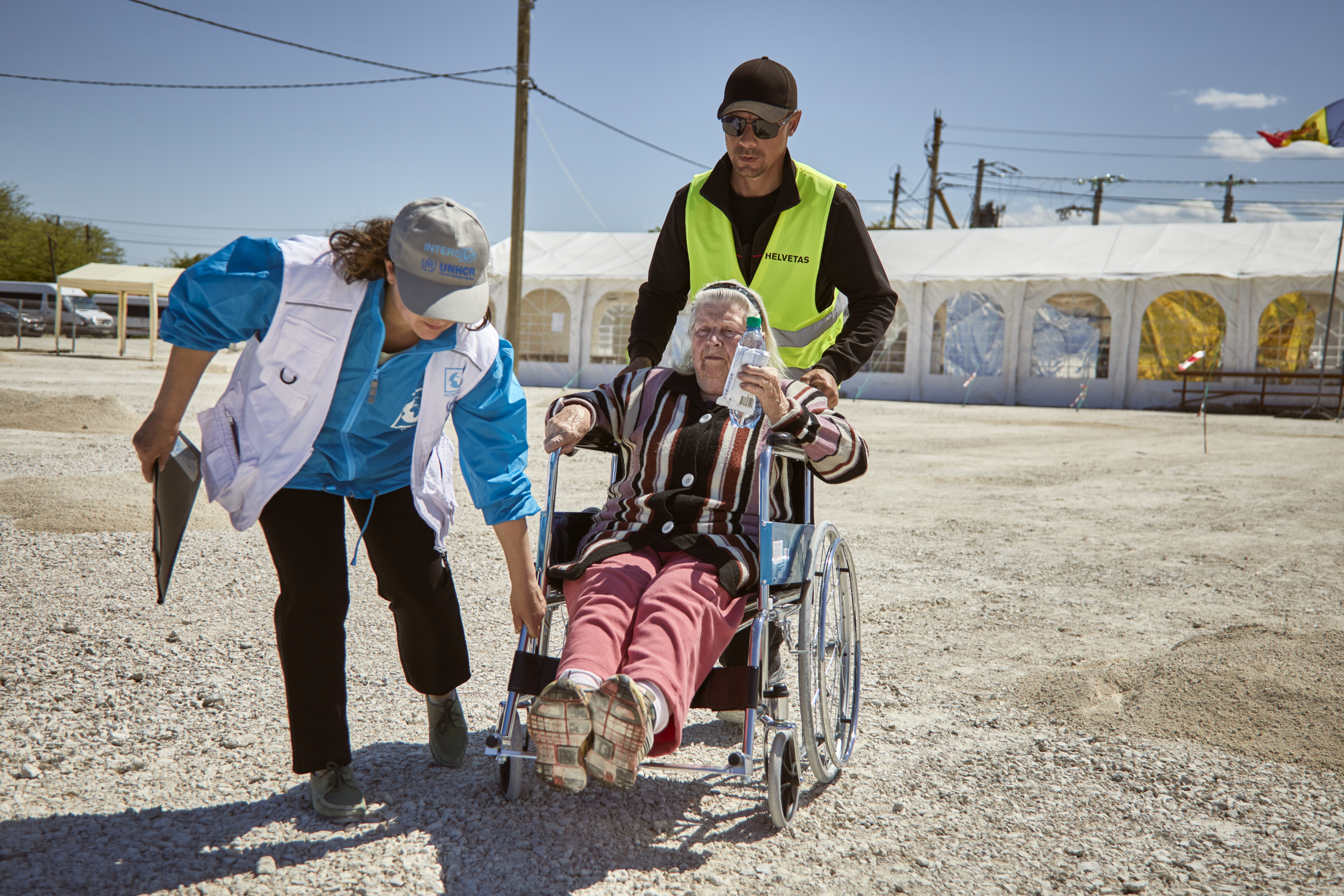 Moldova_Wheelchair-bound-woman-received-by-UNHCR-at-border-crossing