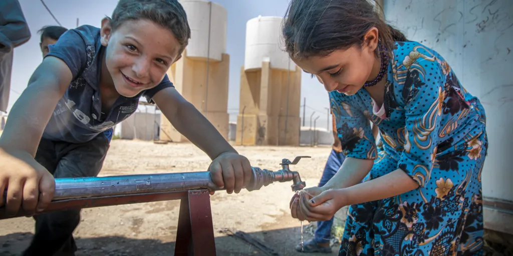banner_syria_boy-and-girl-with-communal-water-tap