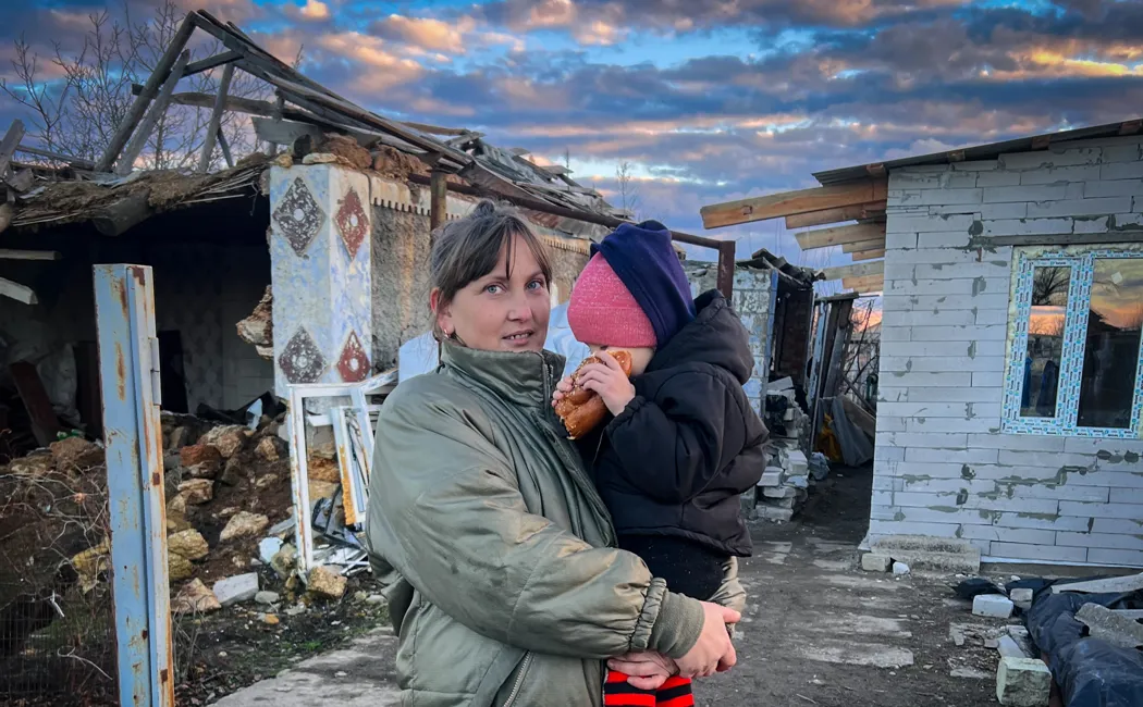 Ukraine_Single-mother-of-three-rebuilds-her-home