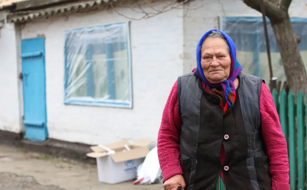 Ukraine_Valentyna-receives-relief-items