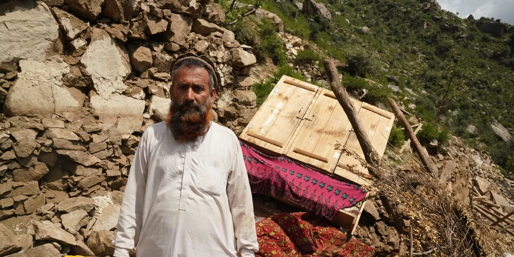 UNHCR teams travel on foot to reach Afghan villages affected by the earthquake in Kunar province, eastern Afghanistan.