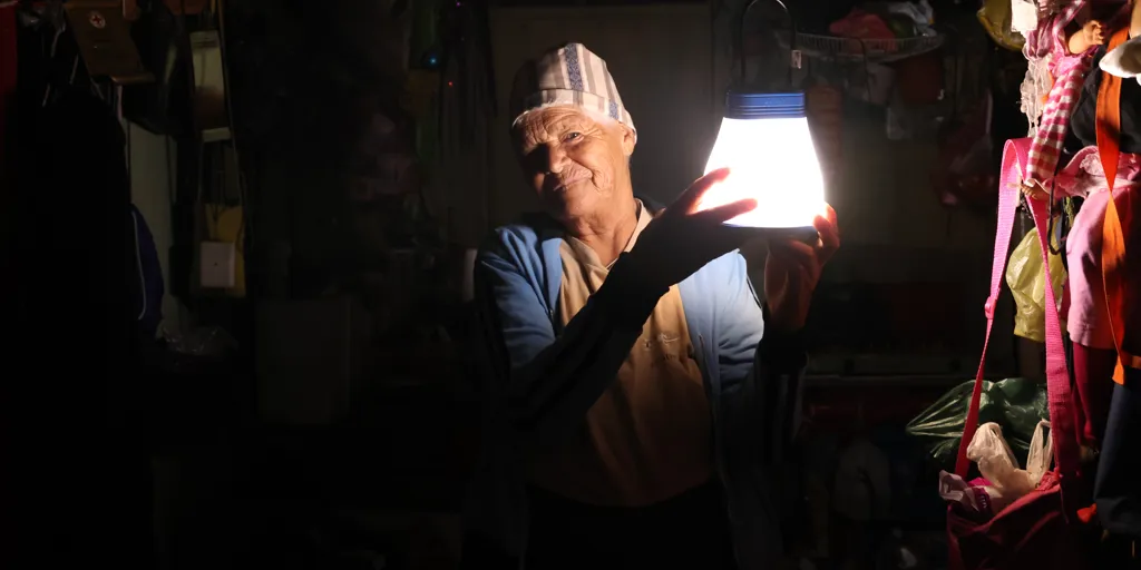 El Salvador_woman-receives-solar-lamp-from-UNHCR