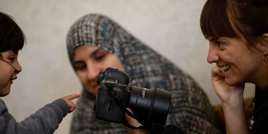 UNHCR worker Lilly Carlisle with refugee families in Jordan